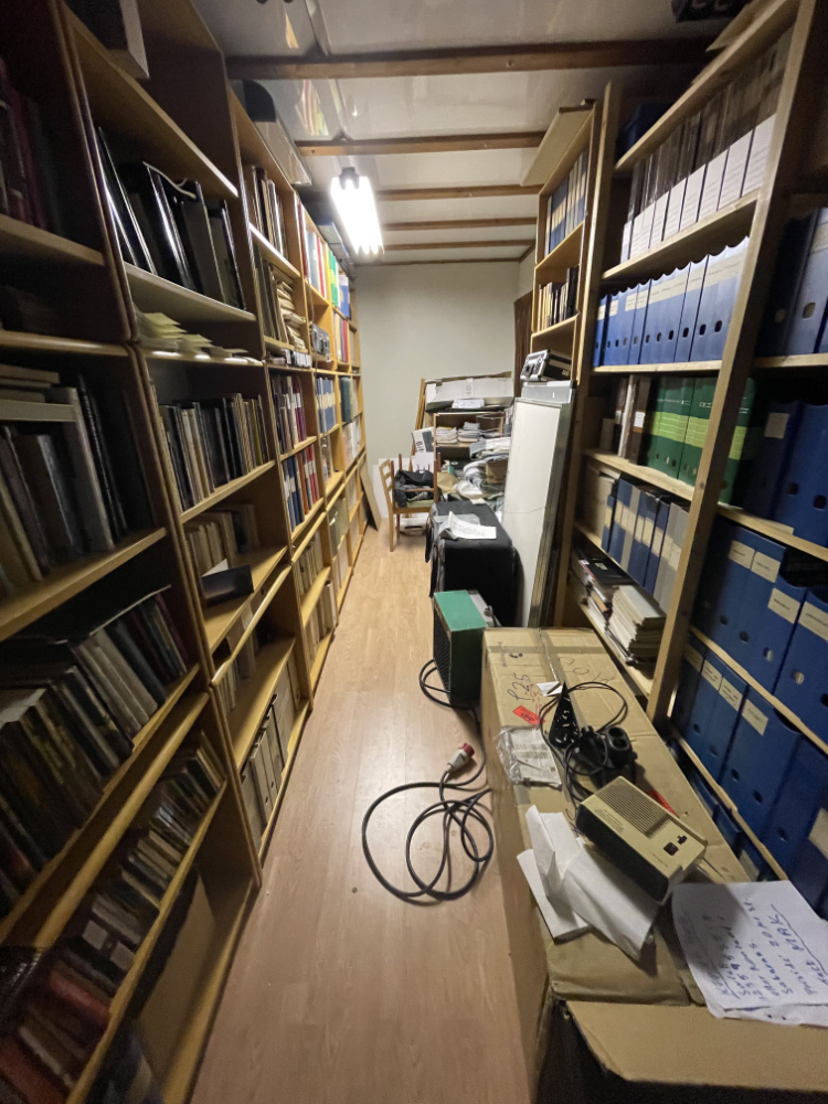 MAK:s korridors bibliotek som utgör delar av uppehållsrummet.